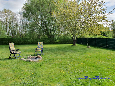 Garten des Ferienhauses mit Feuerstelle