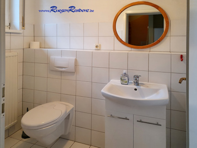 Im Erdgescho liegt das Gste-WC