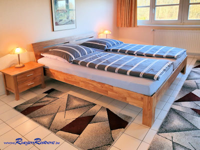 Das neue Doppelbett im ersten Schlafzimmer