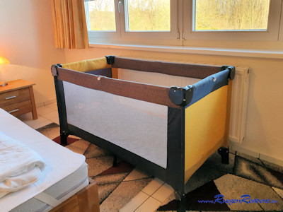 Das Kinderbettchen wird bedarfsweise in einem Schlafzimmer aufgestellt