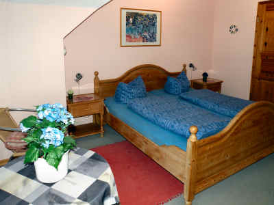 Im Schlafzimmer Nr. 1 ein Doppelbett