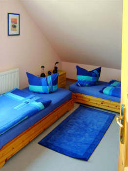 Schlafzimmer Nr. 3 mit zwei Einzelbetten, (und rechts nicht zu sehen: natrlich einem Landhaus-Kleiderschrank)