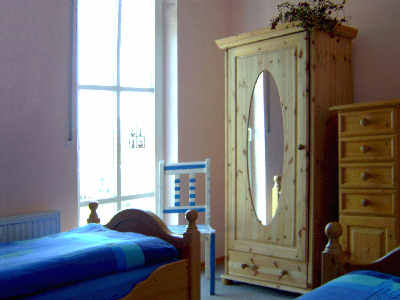 Auch im Schlafzimmer Nr.2 massive Landhausmbel