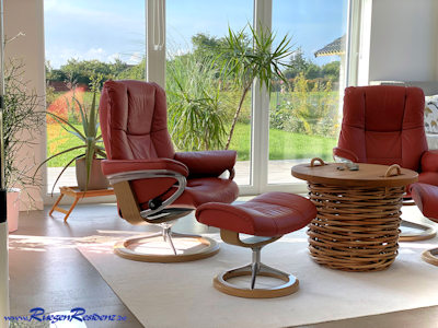 Relaxsessel, bodentiefe Fenster zum Blick in den Garten