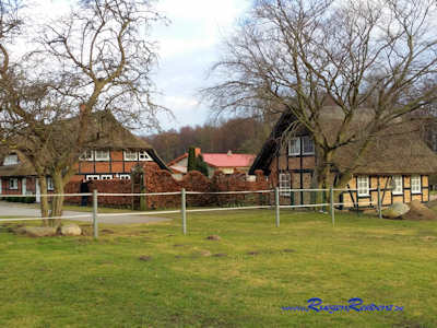 Ferienhaus links, Saunahaus rechts