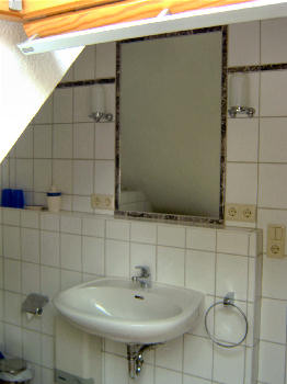 Das Badezimmer im Obergescho der Ferienwohnung Rgen