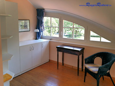 Schlafzimmer 1 mit Gaubenfenster im Gutshaus Losentitz Wohnung Nr.1 
