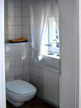 Im Erdgescho das Gste-WC