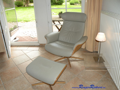 Relaxsessel und Blick in den Gutsgarten Altes Gutshaus Rgen