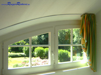 Blick in den Garten aus dem Schlafzimmerfenster