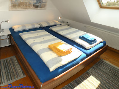 Doppelbett im Schlafzimmer 1