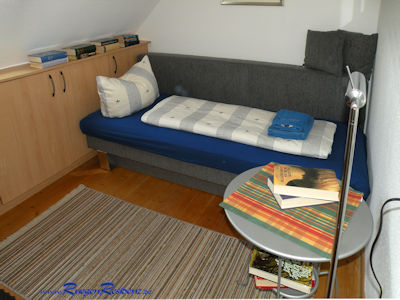 Die Doppelbettcouch im Schlafzimmer 2 hier fr 1 Person eingerichtet