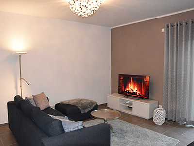 Couch im Wohnraum mit Fernseher