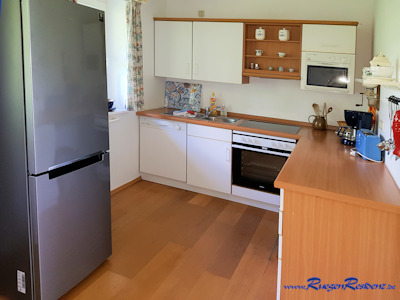 Moderne Einbaukche mit Herd, Splmaschine, Mikrowelle, Kaffeemaschine