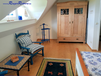 Schlafzimmer Nr.2 bietet auch einen kleinen Schreib-/Ablagetisch