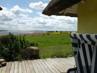Blick von der Terrasse aufs nahe Wasser