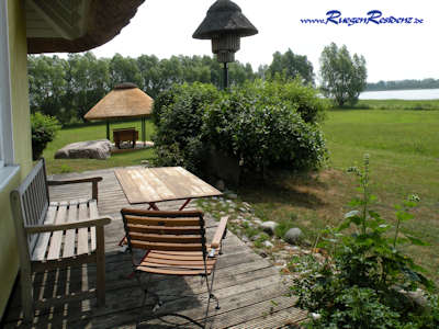 Die Terrasse mit dem reetgedeckten Vogelhäuschen