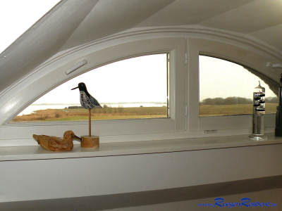 Blick aus dem Schlafzimmerfenster ber Wiesen zum Wasser