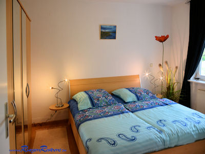 Schlafzimmer mit Doppelbett