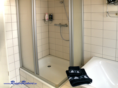 Im Bad eine Dusche und ...