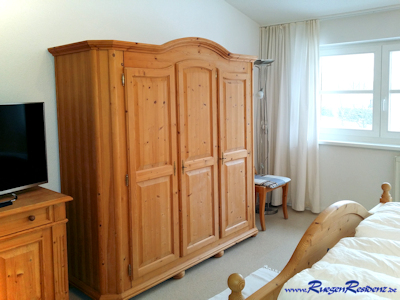 Schlafzimmer Nr.1 mit TV und Platz fr das Babybett
